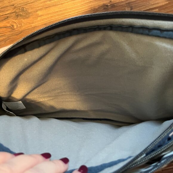 Lug bags Delta 17" Laptop Case - Picture 3 of 4